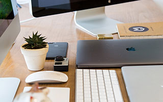 乐鱼体育登录入口-游泳比赛激烈角逐 跳进泳池争夺冠军